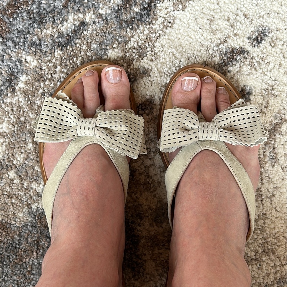 Born Crown Leather Thong Style Sandal with a Bow size 10 - Picture 6 of 8